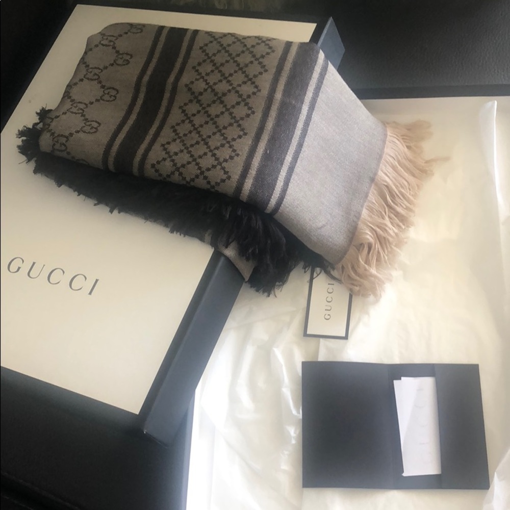 Gucci Shawl ..made in italy 130x 130 cm